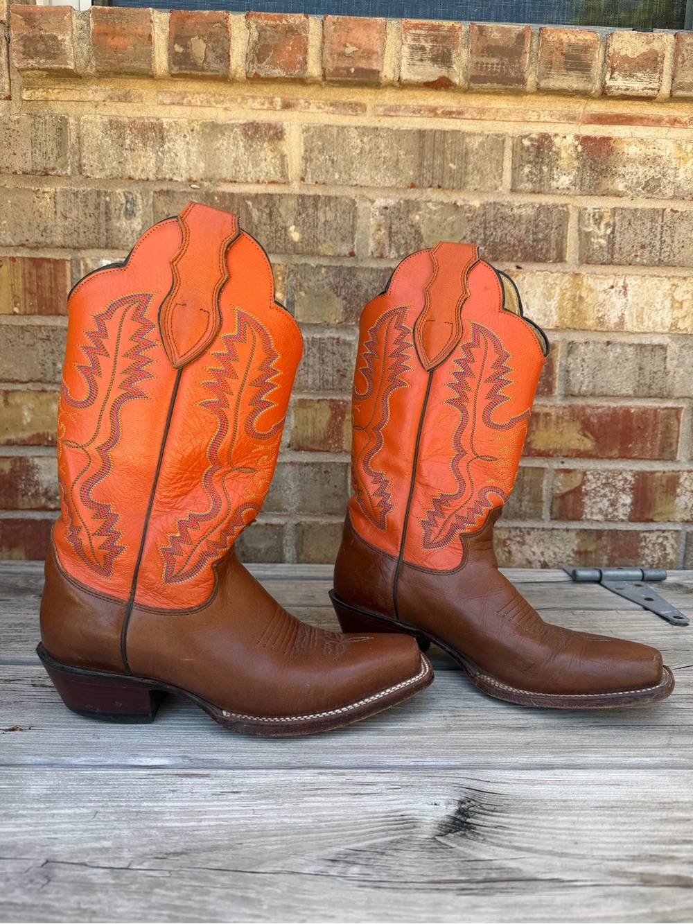 Vintage Womens JUSTIN L2659
Orange Embroidered
Western square toe Cowboy Boots